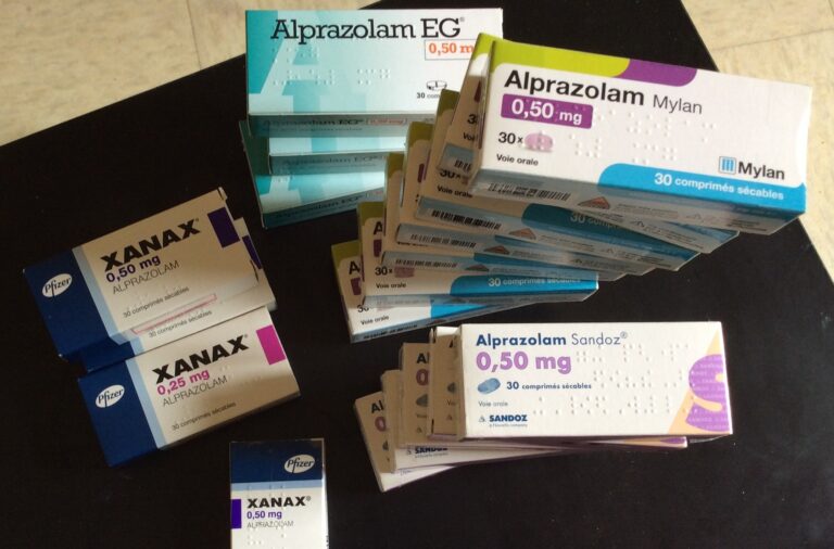 Verschiedene Packungen von Medikamenten mit Alprazolam